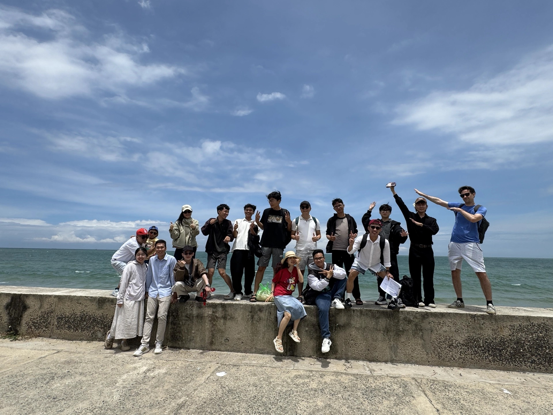 Thành viên Trobz bên bờ biển
